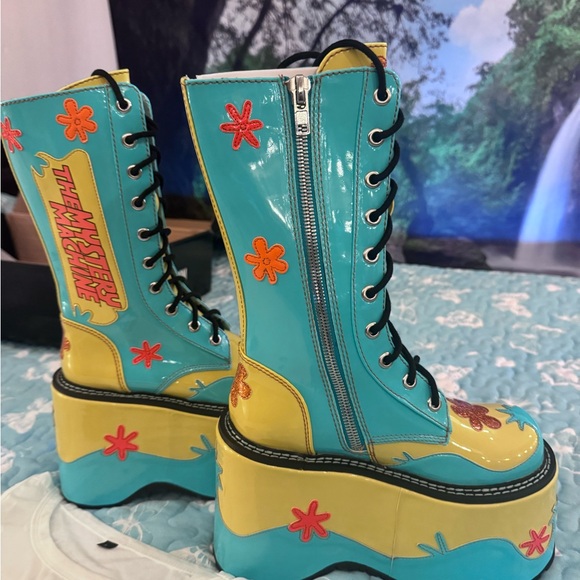 Dolls Kill® x SCOOBY-DOO™ "Mystery Machine" Platform Combat Boots | Size 7 - Picture 5 of 6